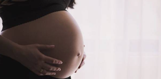 初一、十五電扇無故自轉!婆婆擲筊後曝「過世公公沒投胎」 她聽完後嚇壞:「死了仍盯著我肚皮」
