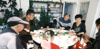經常買禮物回娘家!以為是孝敬爸媽「沒想到全進弟媳口袋」,被她拿回娘家借花獻佛, 我不想讓她再佔便宜,這次假期「我空手回家」媽媽突然把我叫進廚房…