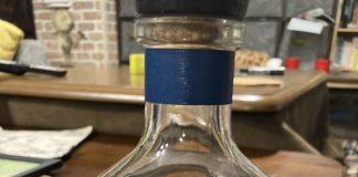 明明瓶口那麼窄!他曬照好奇「蘋果怎麼塞進去的」 萬人納悶「釣出內行人出面」:真的沒用縮小燈