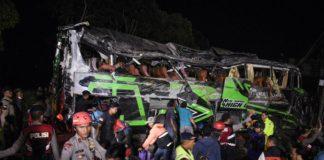 畢業旅行遇死劫!遊覽車疑剎車失靈「連環追撞翻覆」 駭人現場曝光「釀11死53傷」