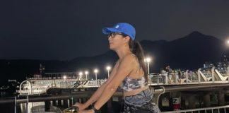 淡水驚見「59歲資深玉女」夜騎單車 「和正妹女兒同框」辣曬蠻腰驚艷萬人